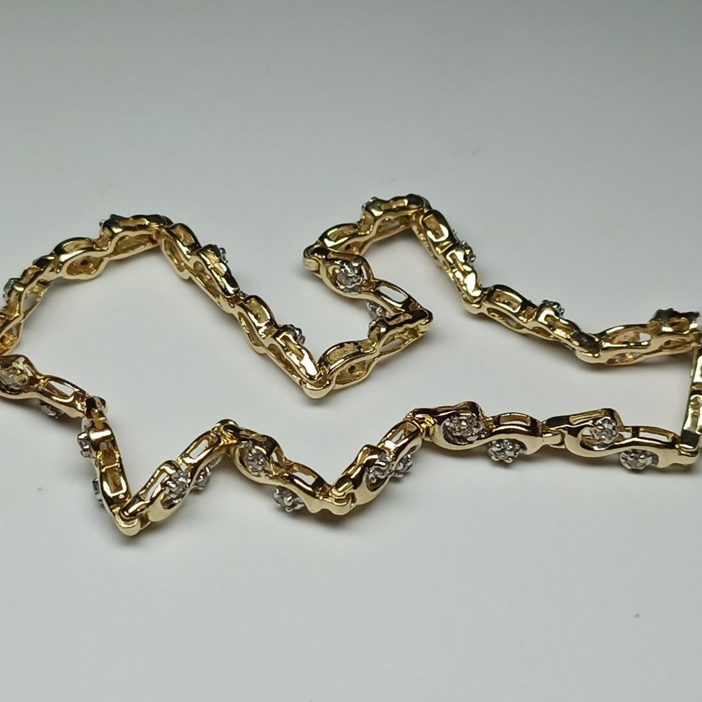 10K SOLID GOLD BRACELET WITH DIAMOND CHIPS weight is 6.7 grams solid gold!